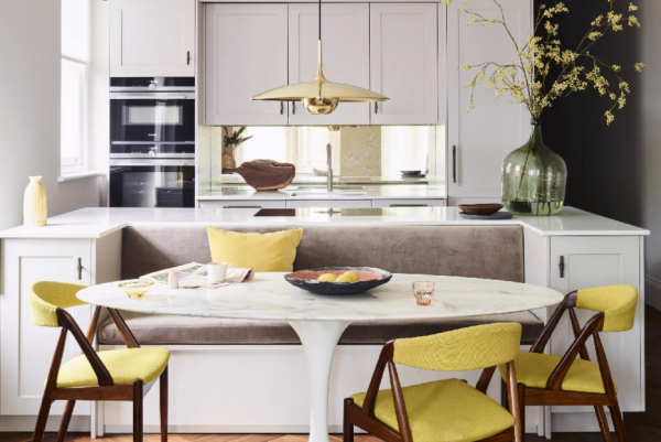 Meja makan terintegrasi di dalam dapur